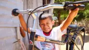 Estudiantes rurales de La Guajira reciben bicicletas para facilitar su acceso a la educación