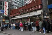 Filas interminables en Nueva York: un fenómeno viral que genera su propia economía