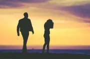 Gestos románticos que en realidad son tóxicos y cómo identificarlos