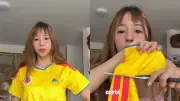 Influencer transforma camiseta de la Selección Colombia con estilo rococó y genera polémica