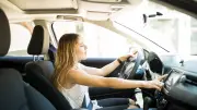 La ciencia explica por qué bajas la música al estacionar