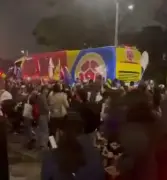 Marcha en Bogotá respalda a Iván Cepeda y atrapa bus de Selección Colombia