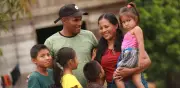 Mujeres colombianas trabajan casi el doble que hombres en labores no remuneradas