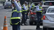 Multa por poner adhesivos electorales en vidrios del carro: ley lo prohíbe
