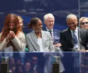 Obama inaugura centro cívico en Chicago con expresidentes y estrellas
