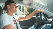 Papá sigue siendo el mejor instructor de manejo, según estudio