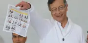 Petro exhibe su voto y desata polémica por presunta participación política