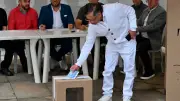 Petro vota en primera vuelta y defiende la democracia