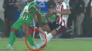 Polémica en la final: fuerte entrada a Morelos que pudo ser roja