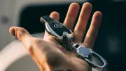 Por qué envolver las llaves del carro en aluminio evita robos