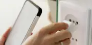 ¿Qué conectar primero, el celular o el cargador? Especialistas responden