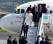 Regreso del Papa desde España se retrasa por problema técnico en avión