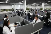 Salud en El Salvador: precios suben y la inversión en IA genera controversia