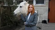 Stella McCartney apuesta por artesanas colombianas para bolsos de lujo sostenible