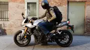 ¿Su moto vibra al acelerar? Posibles causas y soluciones