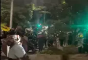 Tensión en el Parkway: sacan arma en movilización de Cepeda
