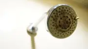 Truco casero para destapar los orificios de la ducha y recuperar presión