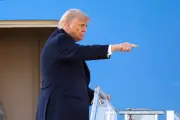 Trump asegura que acuerdo con Irán se firmará pronto, pero amenaza con bombas