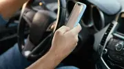 Usar celular en semáforos en rojo puede costarle una multa de $875.000