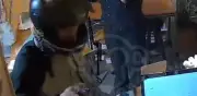 Video muestra violento atraco con revólver en cafetería de La Macarena